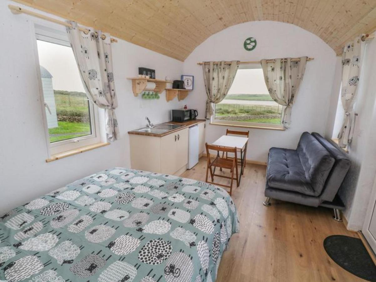 The Snuggly Sheep Shepherd Hut Farm Stay Ballyshannon Extérieur photo